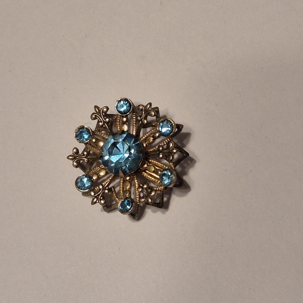 Elegant Blue and Gold Tone Pin - Picture 2 of 4